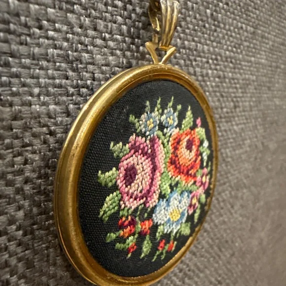 Avon Floralpoint locket - Picture 10 of 11